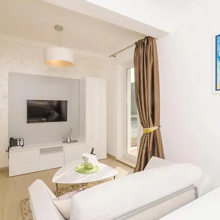 Pine Tree Boutique Apartments Saplunara Exterior photo