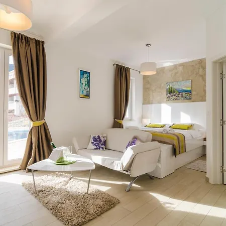 Pine Tree Boutique Apartments Saplunara Exterior photo