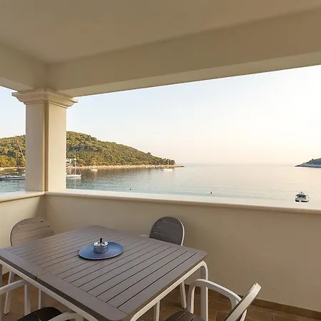 Pine Tree Boutique Apartments Saplunara Exterior photo