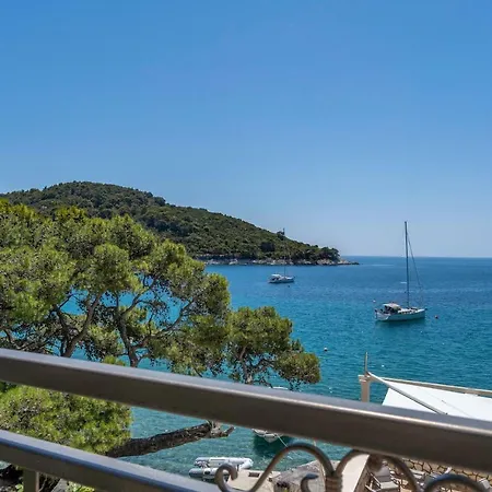 Pine Tree Boutique Apartments Saplunara Exterior photo