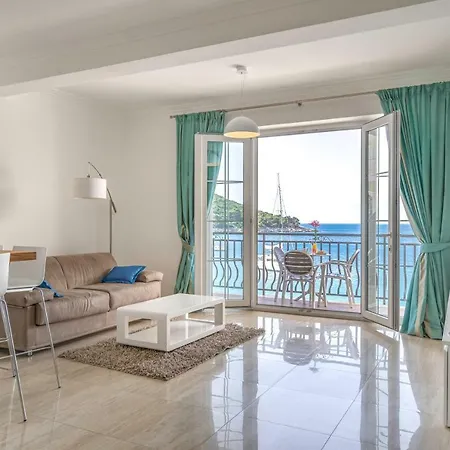 Pine Tree Boutique Apartments Saplunara Exterior photo