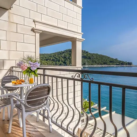 Pine Tree Boutique Apartments Saplunara Exterior photo