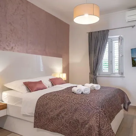 Pine Tree Boutique Apartments Saplunara Exterior photo