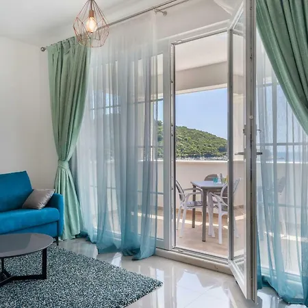 Pine Tree Boutique Apartments Saplunara Exterior photo