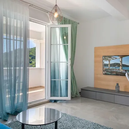 Pine Tree Boutique Apartments Saplunara Exterior photo