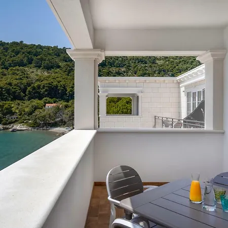 Pine Tree Boutique Apartments Saplunara Exterior photo