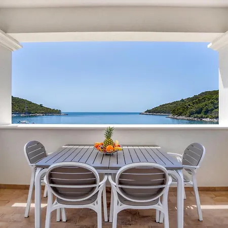 Pine Tree Boutique Apartments Saplunara Exterior photo