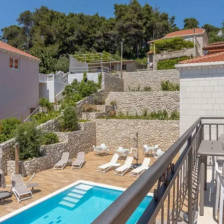 Pine Tree Boutique Apartments Saplunara Exterior photo