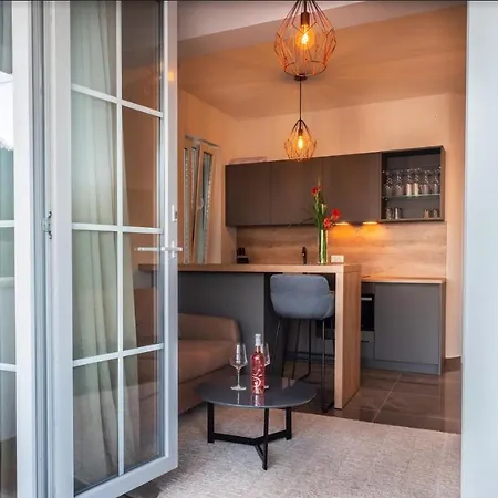Pine Tree Boutique Apartments Saplunara Exterior photo