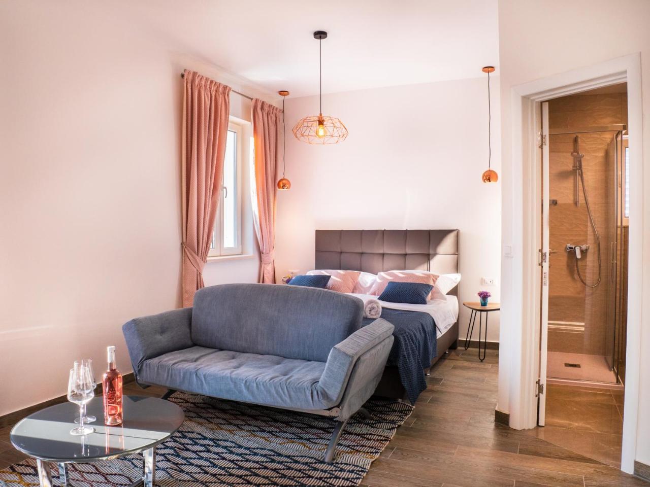 Pine Tree Boutique Saplunara